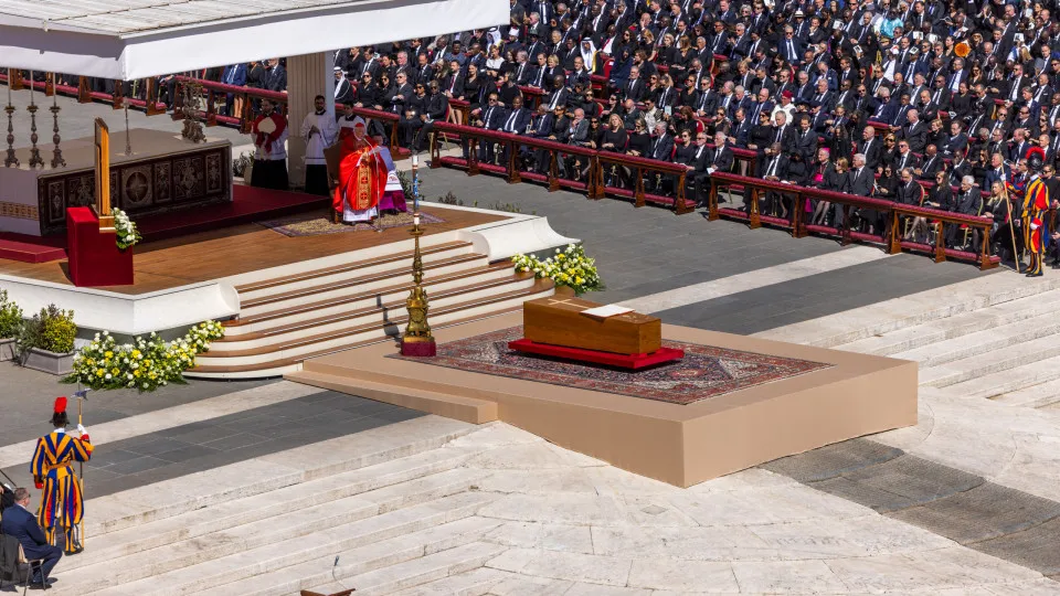 Mundo despediu-se do Papa. Após luto de 9 dias, Vaticano prepara sucessão