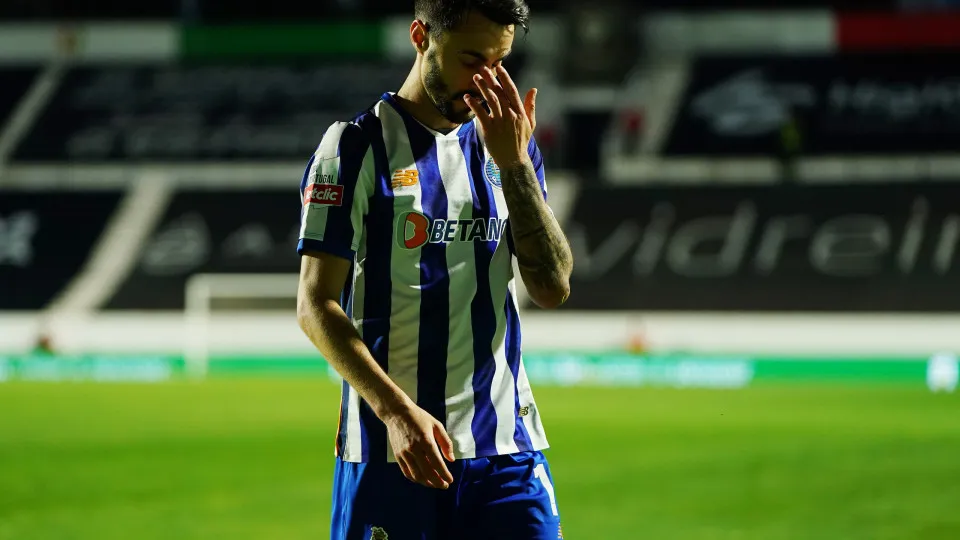 AMADORA, PORTUGAL - APRIL 26: Fabio Vieira of FC Porto reaction to the result during the Liga Portugal Betclic match between CF Estrela da Amadora and FC Porto at Estadio Jose Gomes on April 26, 2025 in Amadora, Portugal. (Photo by Gualter Fatia/Getty Ima