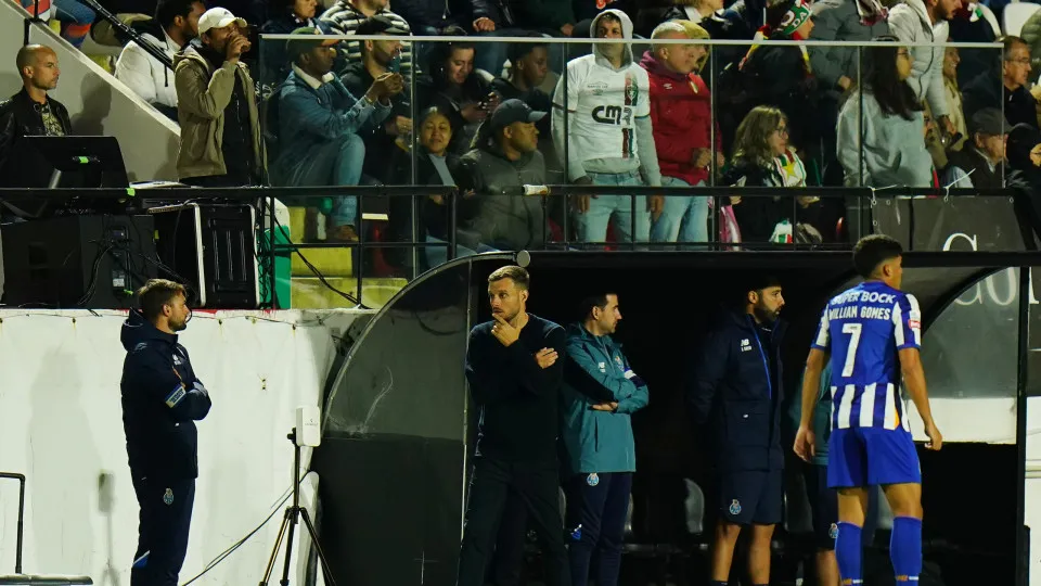 Adeptos do FC Porto atacam equipa e gritam por Pinto da Costa