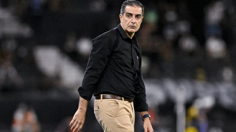 RIO DE JANEIRO, BRAZIL - APRIL 26: Head Coach Renato Paiva of Botafogo looks on during a Brasileirao 2025 match between Botafogo and Fluminense at Estádio Olímpico Nilton Santos on April 26, 2025 in Rio de Janeiro, Brazil. (Photo by André Ricardo/Sports P