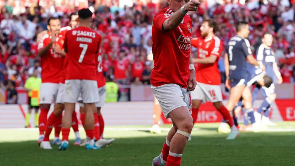 LISBON, PORTUGAL - APRIL 27: Kerem Akturkoglu of SL Benfica celebrates after scoring a goal during the Liga Portugal Betclic match between SL Benfica and AVS at Estadio da Luz on April 27, 2025 in Lisbon, Portugal.  (Photo by Gualter Fatia/Getty Images)