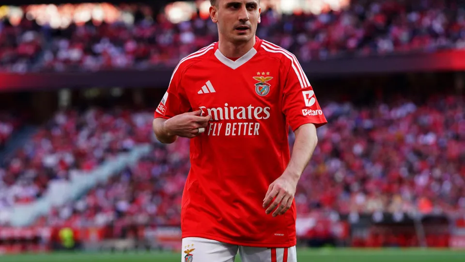LISBON, PORTUGAL - APRIL 13:  Kerem Akturkoglu of SL Benfica during the Liga Portugal Betclic match between SL Benfica and FC Arouca at Estadio da Luz on April 13, 2025 in Lisbon, Portugal.  (Photo by Gualter Fatia/Getty Images)