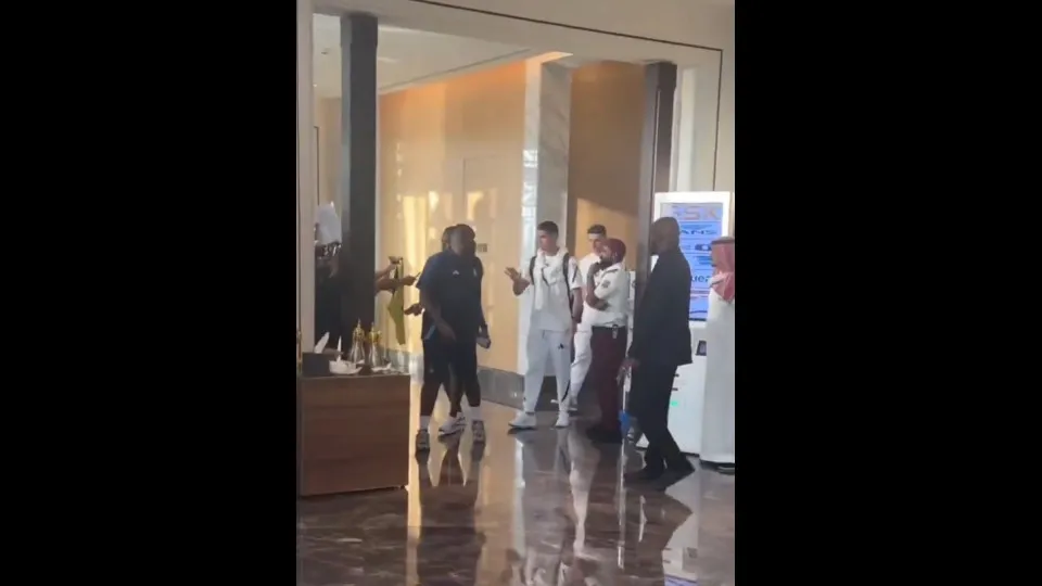 Loucura dos adeptos 'obriga' Cristiano Ronaldo a pedir... calma