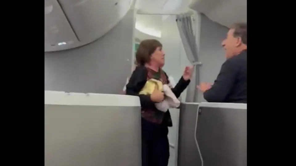 Vídeo. Passageira detida após tentar entrar no cockpit (e ser derrubada)
