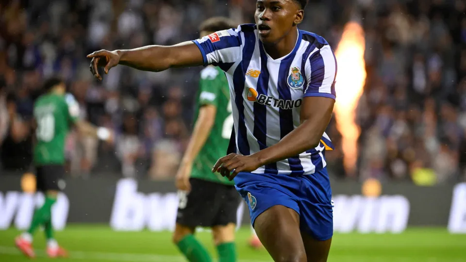 FC Porto's Spanish forward #09 Samuel Omorodion celebrates scoring his team's third goal during the Portuguese League football match between FC Porto and Moreirense FC at the Dragao stadium in Porto, on May 2, 2025. (Photo by MIGUEL RIOPA / AFP) (Photo by
