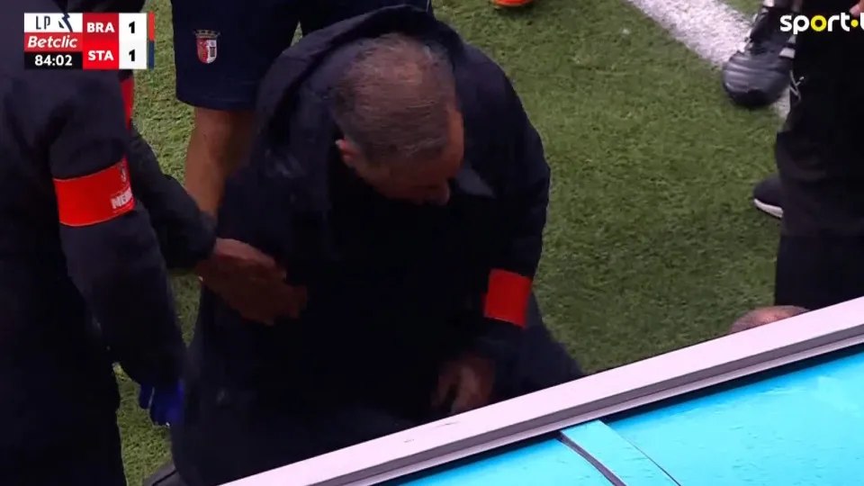O momento que levou Carlos Carvalhal a ser transportado para o hospital