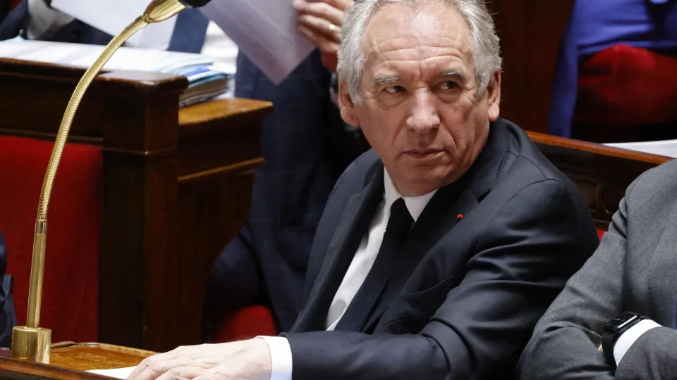 Bayrou insiste na clarificação para justificar moção de confiança
