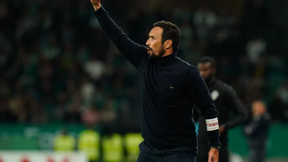 LISBON, PORTUGAL - MAY 4:  Head Coach Cesar Peixoto of Gil Vicente FC in action during the Liga Portugal Betclic match between Sporting CP and Gil Vicente FC at Estadio Jose Alvalade on May 4, 2025 in Lisbon, Portugal. (Photo by Gualter Fatia/Getty Images