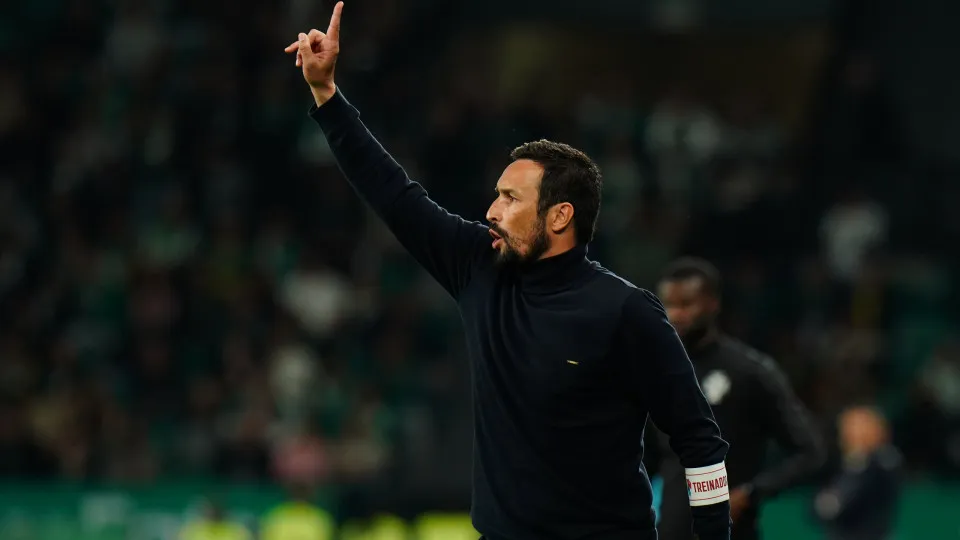 LISBON, PORTUGAL - MAY 4:  Head Coach Cesar Peixoto of Gil Vicente FC in action during the Liga Portugal Betclic match between Sporting CP and Gil Vicente FC at Estadio Jose Alvalade on May 4, 2025 in Lisbon, Portugal. (Photo by Gualter Fatia/Getty Images