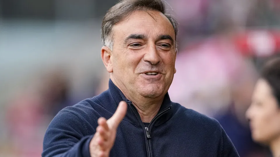Carlos Carvalhal escapa a cirurgia mas fica com braço imobilizado