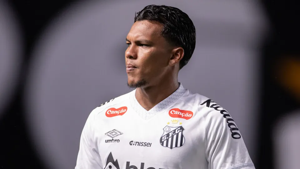 SANTOS, BRAZIL - APRIL 6: Gabriel Veron of Santos looks on before a Brasileirao match between Santos and Bahia at Urbano Caldeira Stadium (Vila Belmiro) on April 6, 2025 in Santos, Brazil. (Photo by Marco Galvao/Sports Press Photo/Getty Images)