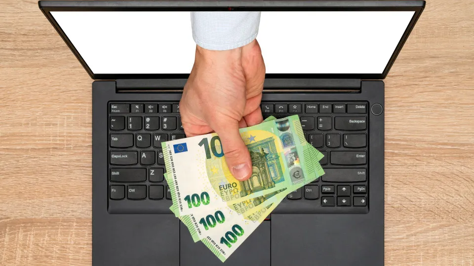 É possível recuperar o dinheiro de uma burla online? Saiba o que fazer