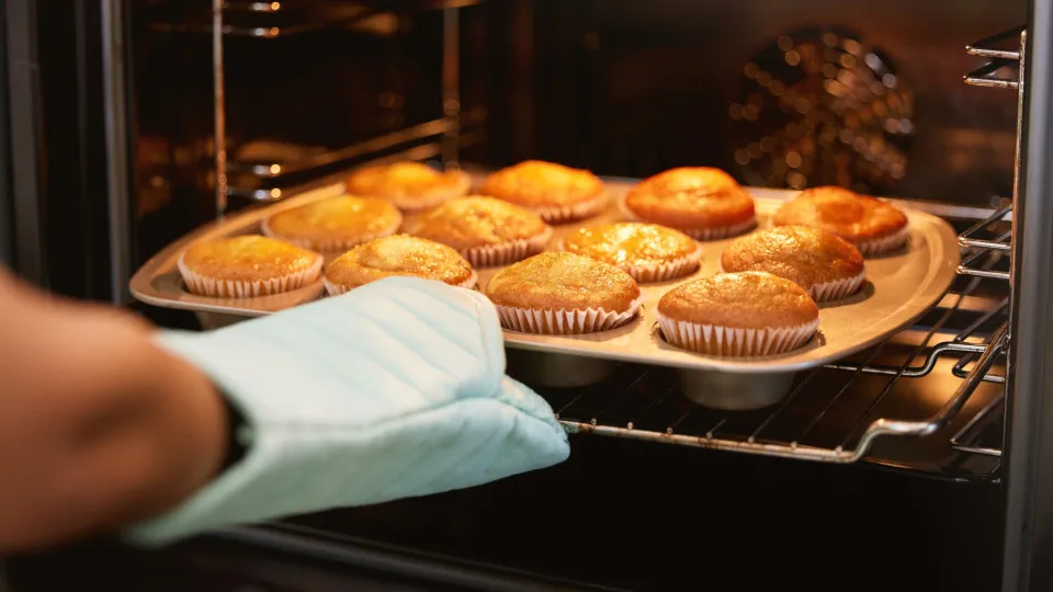 Use as bananas maduras que tem em casa para fazer estes muffins