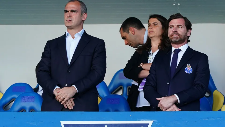 ESTORIL, PORTUGAL - MARCH 30: President Andre Villas-Boas of FC Porto (R) with President Ignacio Beristain of GD Estoril Praia (L) look on before the start of the Liga Portugal Betclic match between GD Estoril Praia and FC Porto at Estadio Antonio Coimbra
