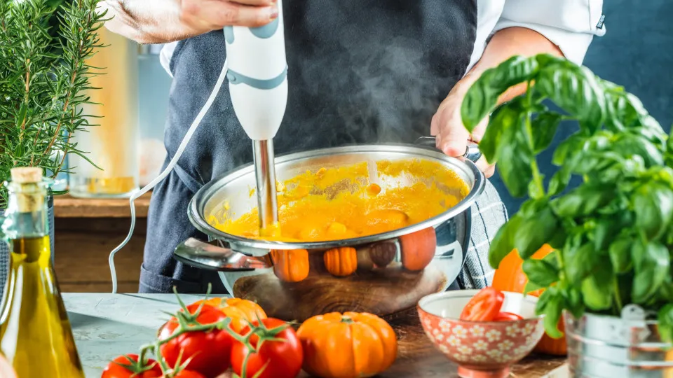 Chef revela o erro que muitos cometem ao fazer sopa
