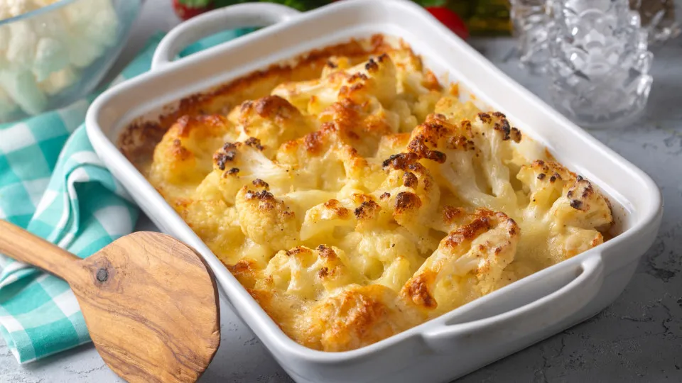 Couve-flor gratinada. O acompanhamento que serve como refeição principal