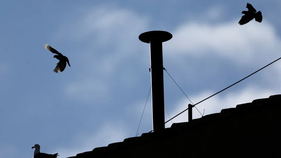 Como é feito o fumo branco e negro do processo de eleição do Papa?
