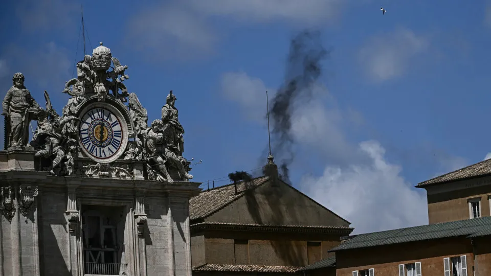 Assim reagiram os fiéis ao segundo fumo negro do conclave