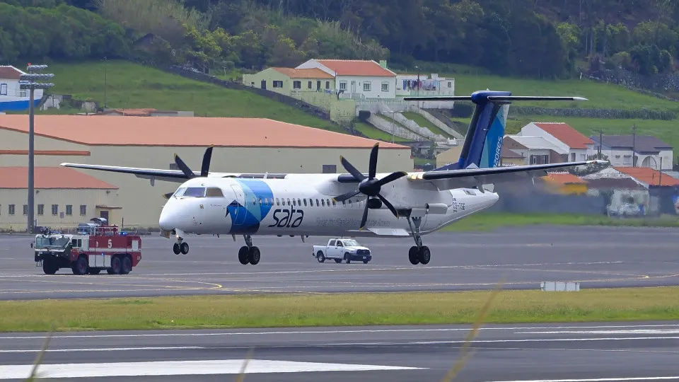 As imagens da aterragem de emergência de um avião da SATA nos Açores
