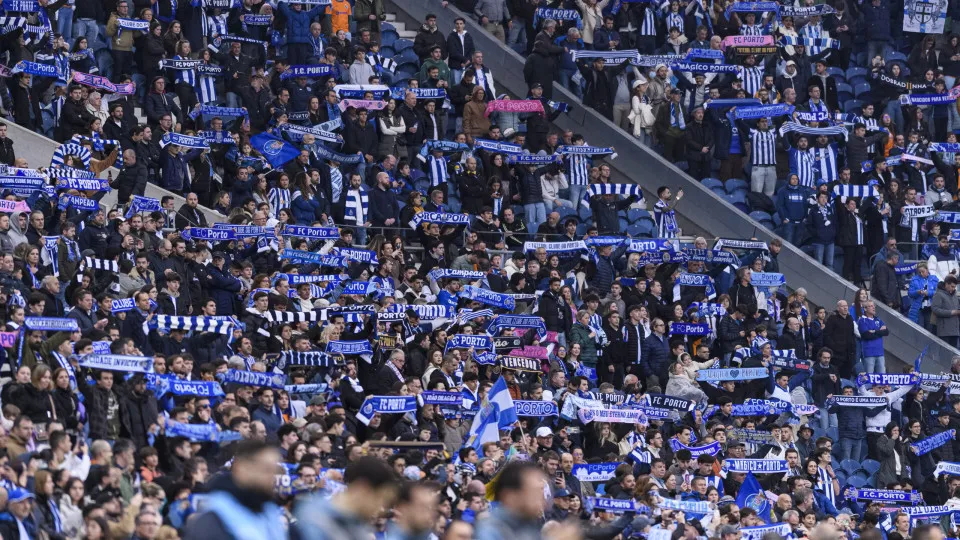 PORTO, PORTUGAL - APRIL 18: Porto supporters having fun during the Liga Portugal Betclic match between FC Porto and FC Famalicão at Estádio do Dragão on April 18, 2025 in Porto, Portugal. (Photo by Miguel Lemos/Eurasia Sport Images/Getty Images)