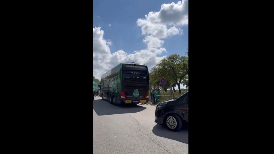 O momento em que o autocarro do Sporting deixa Alcochete rumo à Luz