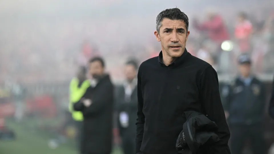 Benfica's Portuguese coach Bruno Lage looks on before the Portuguese League football match between SL Benfica and Sporting CP at Estadio da Luz in Lisbon, on May 10, 2025. (Photo by PATRICIA DE MELO MOREIRA / AFP) (Photo by PATRICIA DE MELO MOREIRA/AFP vi
