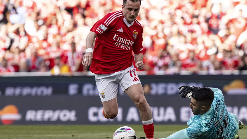 LISBON, PORTUGAL - MAY 10: Kerem Aktürkoglu of SL Benfica (L) plays against Goalkeeper Rui Silva of Sporting (R) during the Liga Portugal Betclic match between Sport Lisboa e Benfica and Sporting Clube de Portugal at Estádio da Luz on May 10, 2025 in Lisb