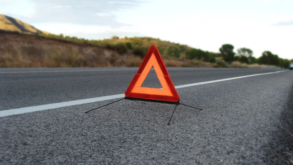 A16 cortada no sentido Sintra-Cascais após queda de placar publicitário A16 cortada no sentido Sintra-Cascais após queda de placar publicitário
