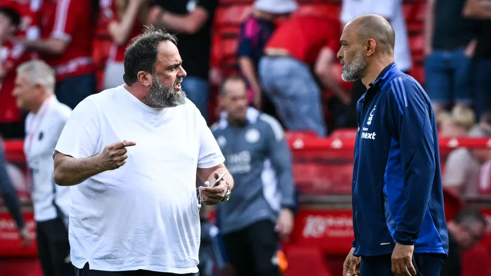 Nottingham Forest's Portuguese manager Nuno Espirito Santo (R) speaks with Nottingham Forest's Greek co-owner Evangelos Marinakis (L) at the end of the English Premier League football match between Nottingham Forest and Leicester City at The City Ground i