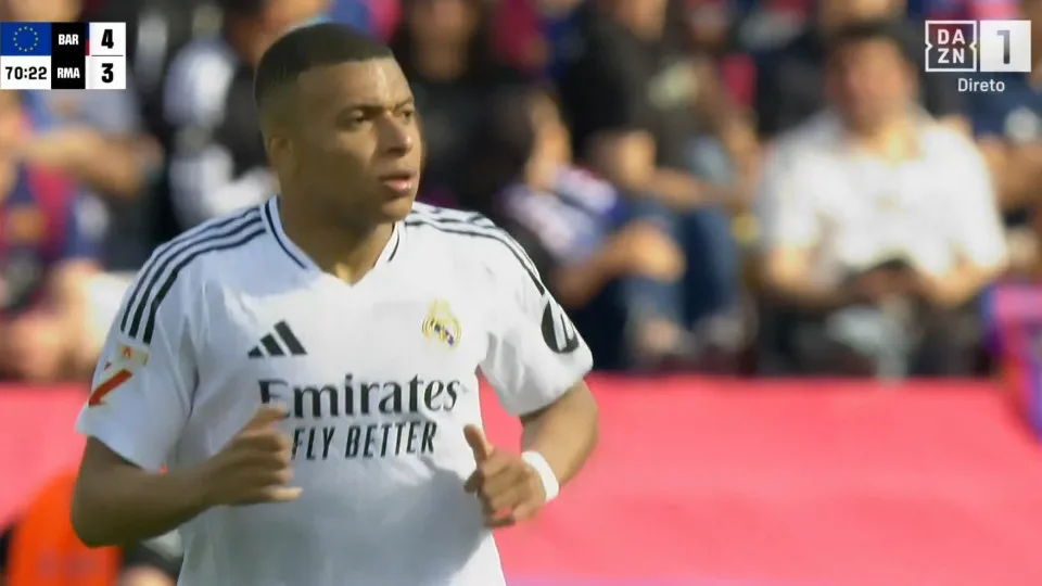 Um, dois, três. Kylian Mbappé fez das suas contra o Barcelona (outra vez)