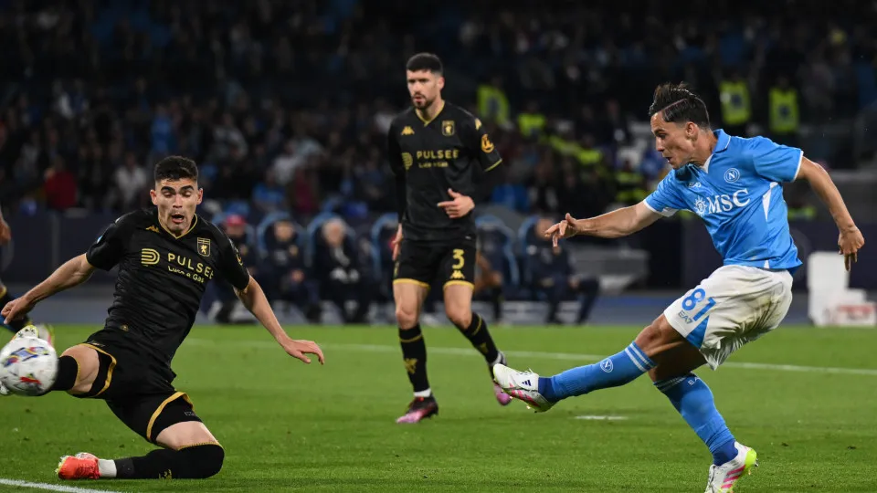 Napoli tropeça na receção ao Genoa e corrida pelo título 'pega' fogo