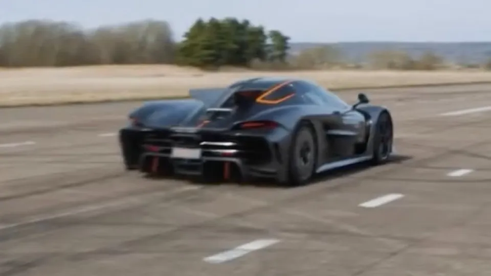 Koenigsegg Jesko Absolut chega aos 359 km/h e faz história