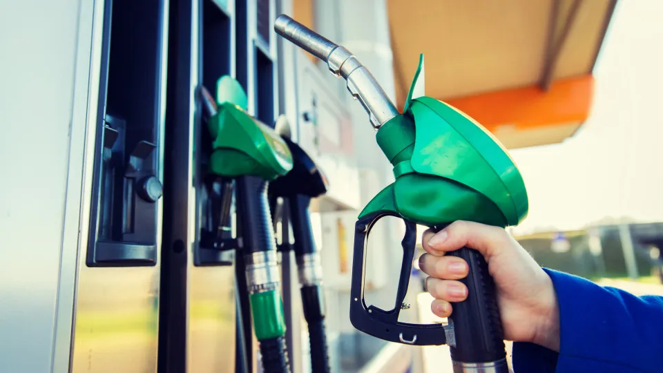 Gasolina e gasóleo ficam acima dos dois euros no preço eficiente