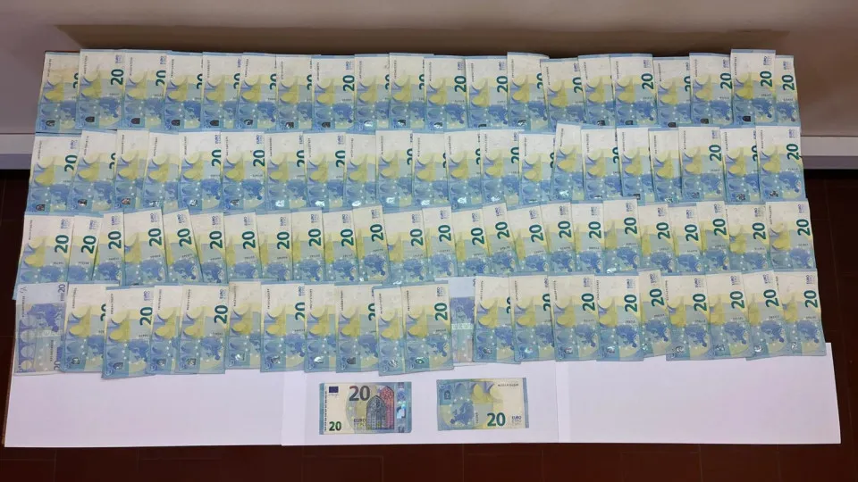 Mulher aproveita "momento de distração" de trabalhador para furtar banco