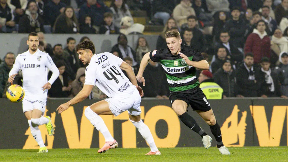 GUIMARAES, PORTUGAL - JANUARY 3: Viktor Gyökeres of Sporting Clube (R) plays against Jorge Fernandes of Vitória SC (L) during the Liga Portugal Betclic match between Vitória SC and Sporting Clube de Portugal at Estádio D. Afonso Henriques on January 3, 20