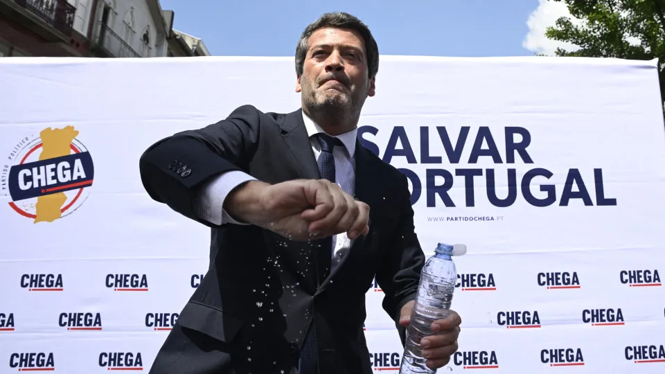 Esquerda em troca de palavras num dia marcado por indisposição de Ventura