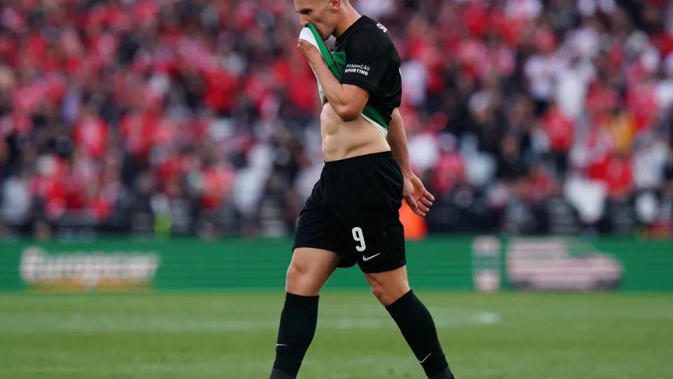 LISBON, PORTUGAL - MAY 10: Viktor Gyokeres of Sporting CP during the Liga Portugal Betclic match between SL Benfica and Sporting CP at Estadio da Luz on May 10, 2025 in Lisbon, Portugal.  (Photo by Gualter Fatia/Getty Images)