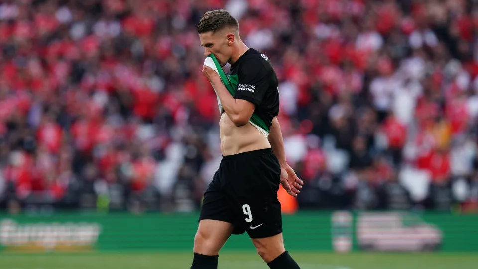 LISBON, PORTUGAL - MAY 10: Viktor Gyokeres of Sporting CP during the Liga Portugal Betclic match between SL Benfica and Sporting CP at Estadio da Luz on May 10, 2025 in Lisbon, Portugal.  (Photo by Gualter Fatia/Getty Images)