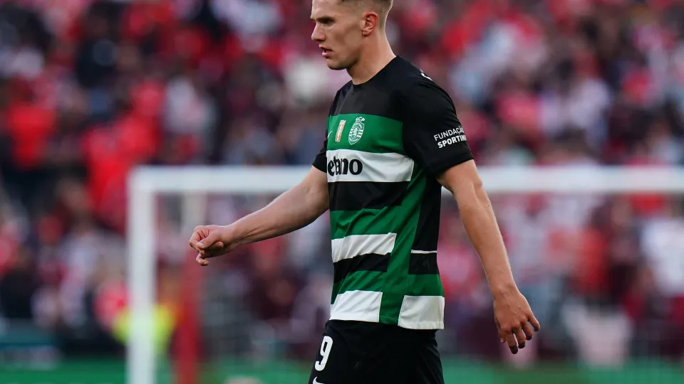 LISBON, PORTUGAL - MAY 10: Viktor Gyokeres of Sporting CP during the Liga Portugal Betclic match between SL Benfica and Sporting CP at Estadio da Luz on May 10, 2025 in Lisbon, Portugal.  (Photo by Gualter Fatia/Getty Images)