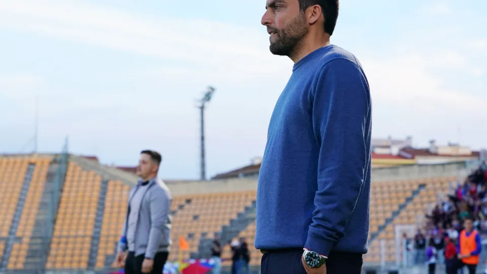 ALVERCA, PORTUGAL - MAY 16: Head Coach Vasco Botelho da Costa of FC Alverca before the start of the Liga Portugal 2 Meu Super match between FC Alverca and Portimonense SC at Estadio FC Alverca on May 16, 2025 in Alverca, Portugal.  (Photo by Gualter Fatia
