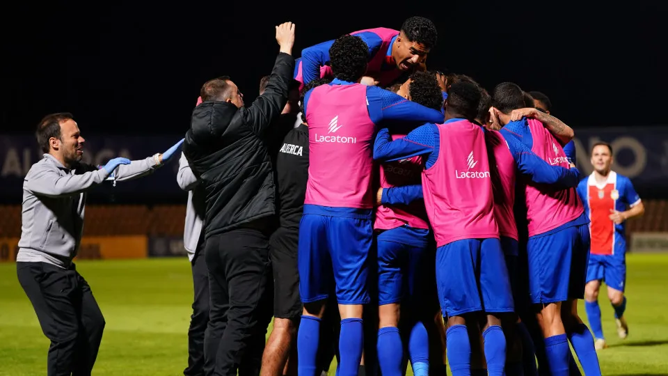 ALVERCA, PORTUGAL - MAY 16: Fernando Varela of FC Alverca celebrates with teammates after scoring a goal during the Liga Portugal 2 Meu Super match between FC Alverca and Portimonense SC at Estadio FC Alverca on May 16, 2025 in Alverca, Portugal.  (Photo 