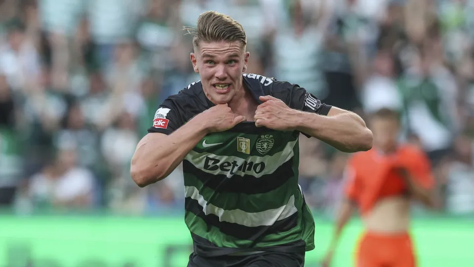 LISBON, PORTUGAL - MAY 17: Viktor Gyokeres of Sporting CP celebrates scoring Sporting CP second goal during the Liga Portugal Betclicmatch between Sporting Clube de Portugal and Vitoria SC at Estadio Jose Alvalade on May 17, 2025 in Lisbon, Portugal. (Pho