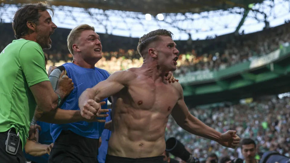LISBON, PORTUGAL - MAY 17: Viktor Gyokeres of Sporting CP celebrates scoring Sporting CP second goal during the Liga Portugal Betclicmatch between Sporting Clube de Portugal and Vitoria SC at Estadio Jose Alvalade on May 17, 2025 in Lisbon, Portugal. (Pho