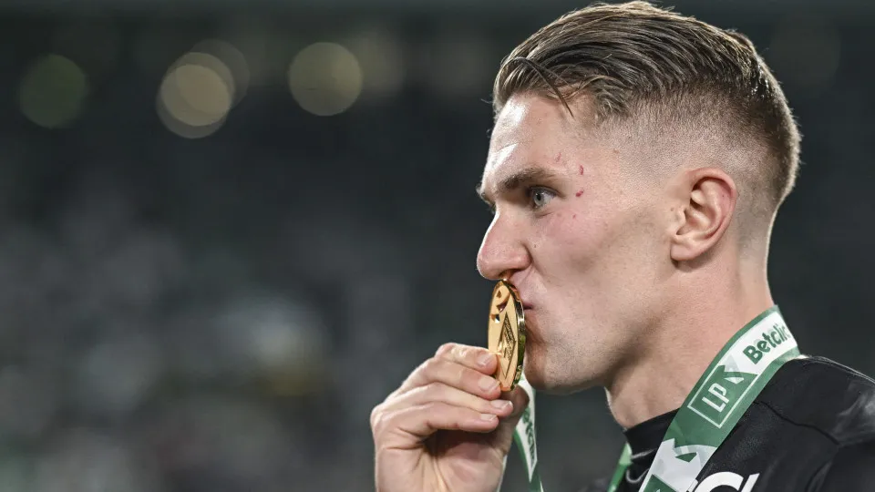 Sporting Lisbon's Swedish forward #09 Viktor Gyokeres kisses his medal after the Portuguese League football match between Sporting CP and Vitoria Guimaraes SC at Jose Alvalade stadium in Lisbon, on May 17, 2025. Sporting Lisbon defended their Portuguese c