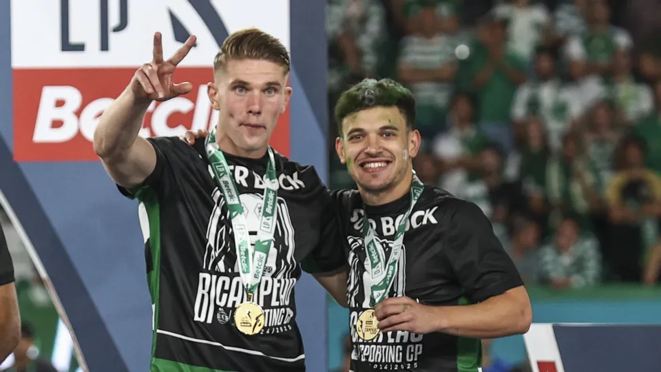 LISBON, PORTUGAL - MAY 17: Viktor Gyokeres (L) and Pedro Goncalves of Sporting CP (R) during the Liga Portugal Betclic Champions Trophy Celebrations at Estadio Jose Alvalade on May 17, 2025 in Lisbon, Portugal. (Photo by Carlos Rodrigues/Getty Images)