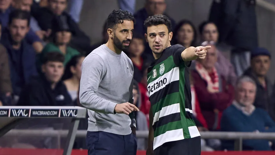 Pedro Goncalves of Sporting CP talks with Ruben Amorim, Head Coach of Sporting CP, during the Liga Portugal Betclic match between SC Braga and Sporting CP at Estadio Municipal de Braga in Braga, Portugal, on November 10, 2024. (Photo by Jose Manuel Alvare