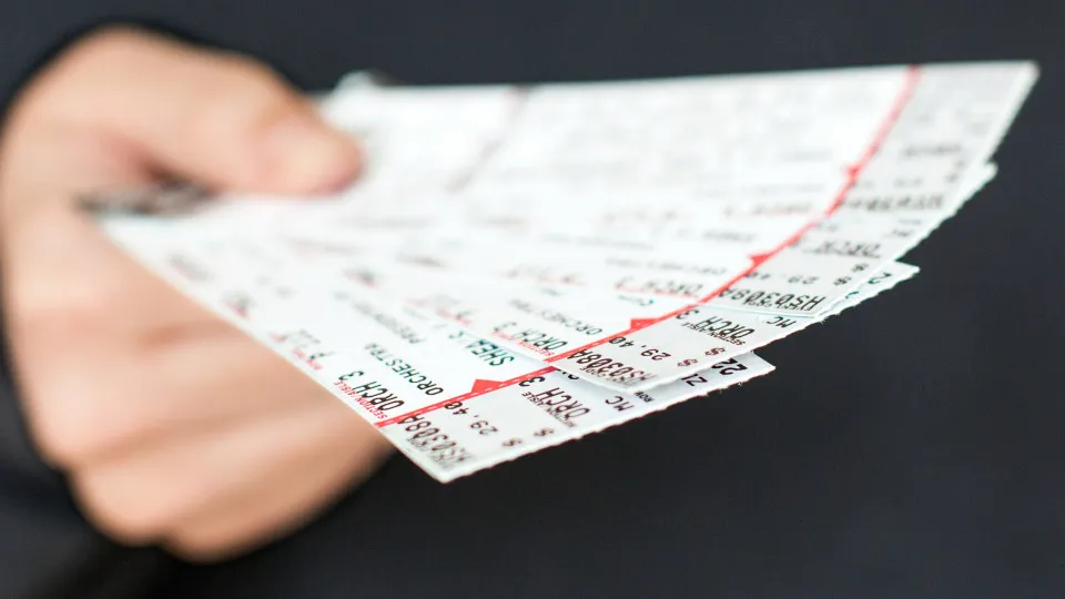 A revenda de bilhetes só é permitida se o vendedor não obtiver ganhos com a transação, ou seja, se vender o ingresso pelo seu preço de custo.