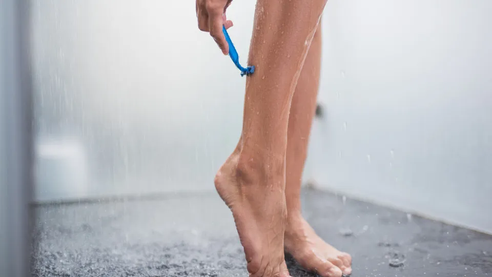 Pare de deixar as lâminas descartáveis no duche, alerta dermatologista