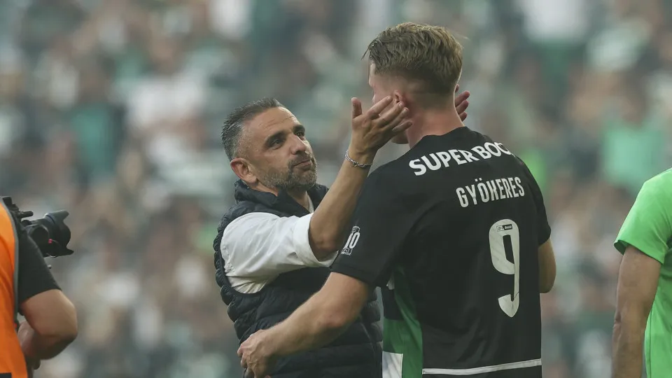 LISBON, PORTUGAL - MAY 17: Head Coach Rui Borges of Sporting CP (L) and Viktor Gyokeres of Sporting CP (R) celebrate winning the match and the championship at the end of the Liga Portugal Betclic match between Sporting Clube de Portugal and Vitoria SC at 