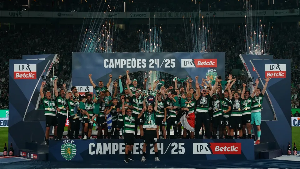 LISBON, PORTUGAL - MAY 17: Sporting CP players celebrate with trophy after winning the Liga Portugal Betclic during the Champions Trophy Celebrations Liga Portugal Betclic at the end of the match between Sporting CP and Vitoria SC at Estadio Jose Alvalade